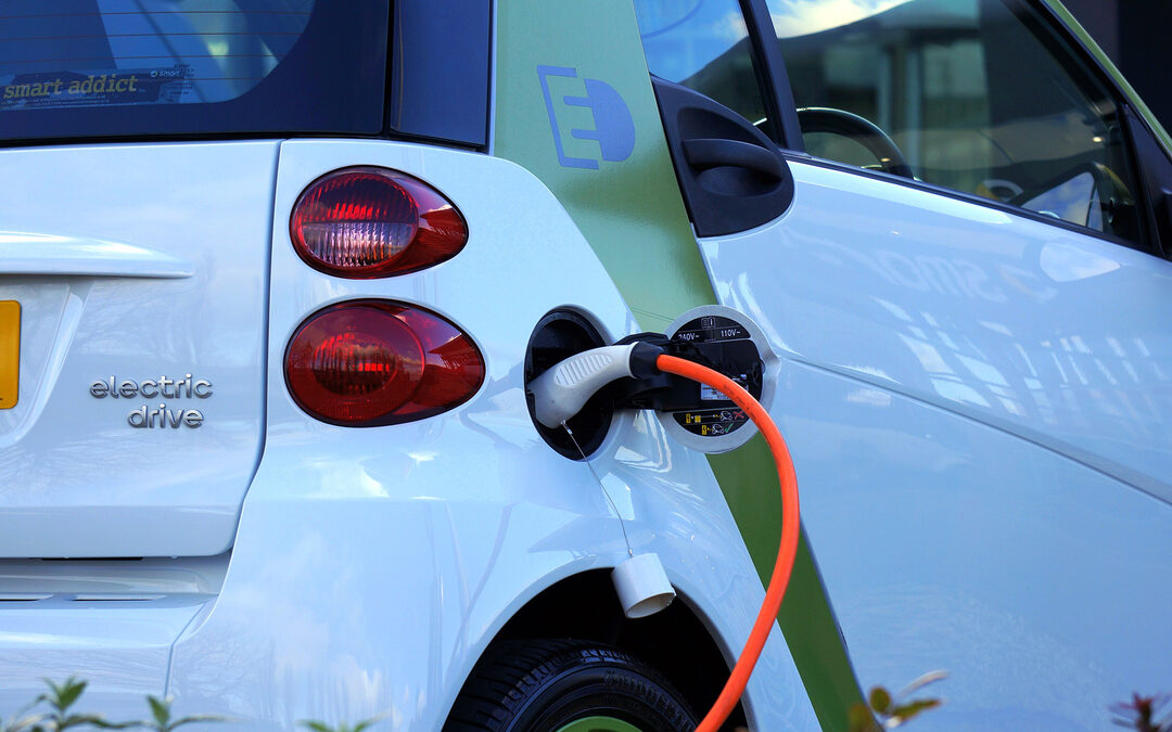 ‘Elektrische auto minder duurzaam dan hybride’