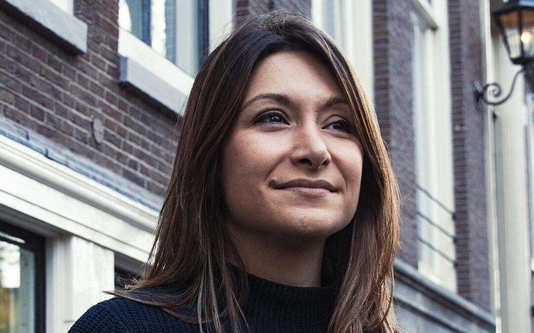 Schrijver en vluchteling Dina Nayeri: ‘Ik ben niemand dankbaarheid verschuldigd’