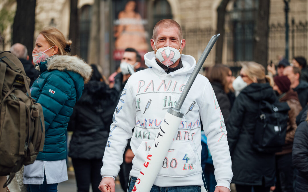 Waarom doen ‘coronacomplotten’ het goed bij extreemrechts?