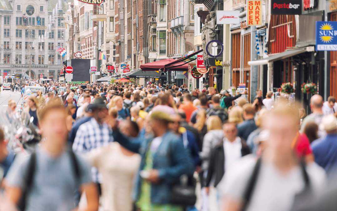 Van ‘vreemdeling’ tot ‘medelander’: taal vormt hoe we ‘de ander’ zien