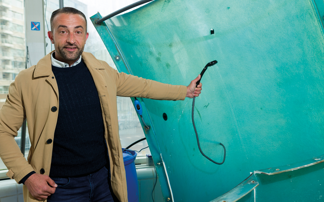 Hij strijdt voor stadsdouches voor thuislozen